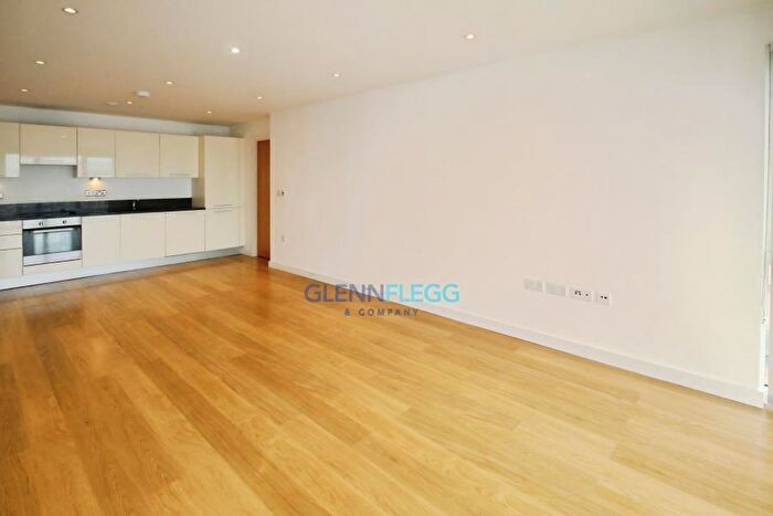 2 Bedroom Flat To Rent In Railway Terrace, Slough, Berkshire, SL2