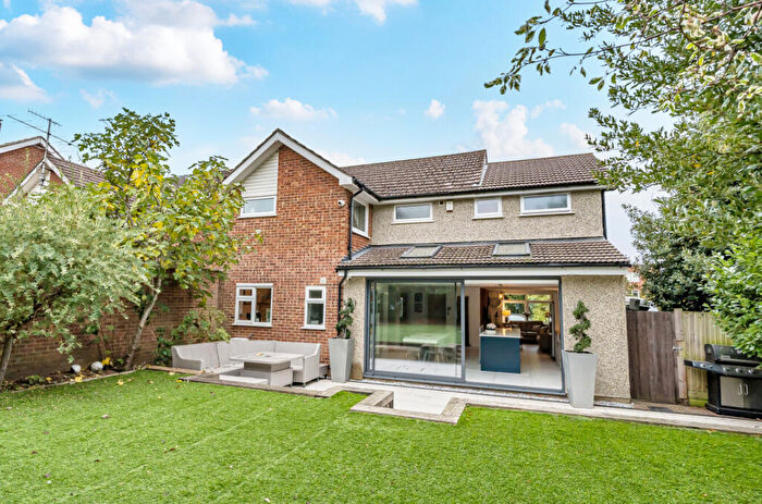 4 Bedroom Detached House For Sale In Sutherland Close, Barnet, EN5