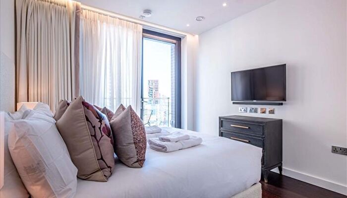 3 Bedroom Flat To Rent In Thornes House, Charles Clowes Walk, Vauxhall, London, SW11