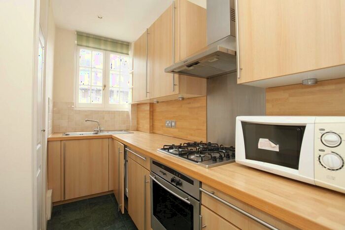 2 Bedroom Flat To Rent In Grove End Road, St John's Wood, London, NW8