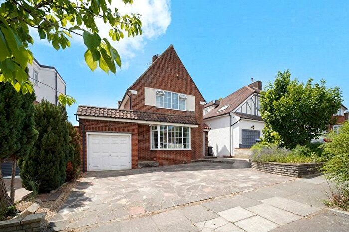 3 Bedroom Detached House For Sale In Lonsdale Drive, Enfield, EN2