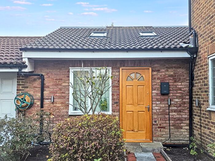 Studio To Rent In Garside Close, Hampton, TW12