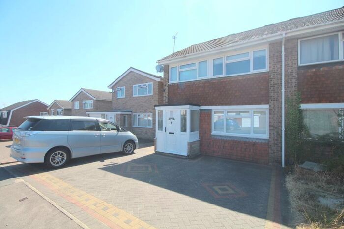 3 Bedroom Semi-Detached House To Rent In High Firs Swanley, BR8