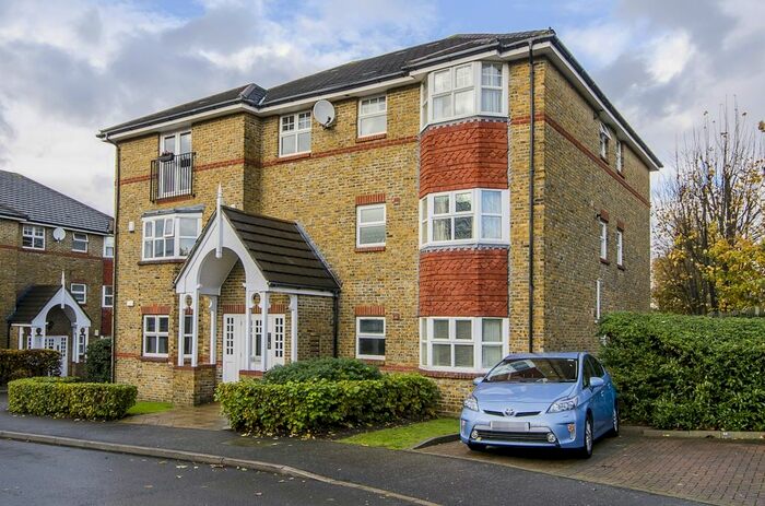 2 Bedroom Flat To Rent In Clockhouse Place, London, SW15