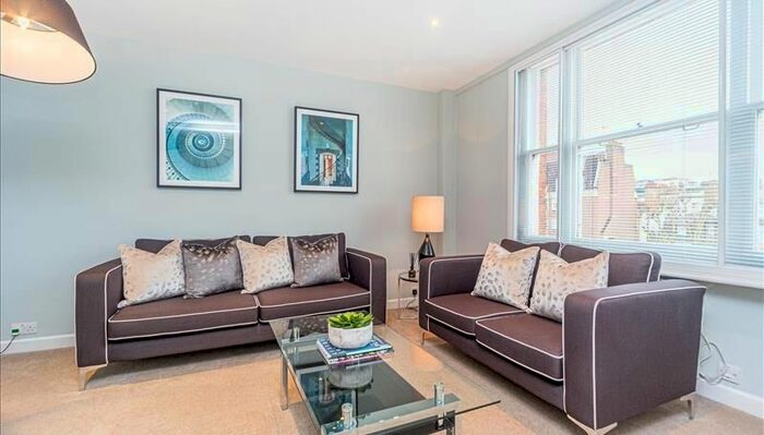 2 Bedroom Flat To Rent In Hill Street, London, W1J