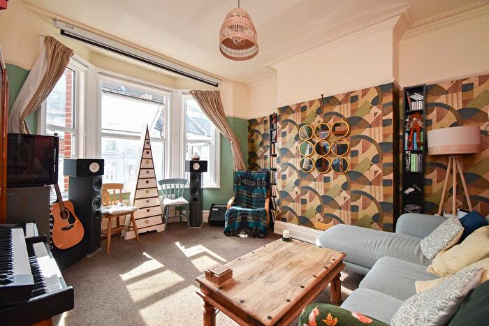 2 Bedroom Flat For Sale In Emmanuel Road, Hastings, TN34