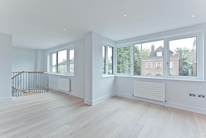 2 Bedroom Flat To Rent In Claygate, Esher, KT10