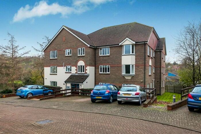 2 Bedroom Flat To Rent In St. Annes Mount, Redhill, RH1