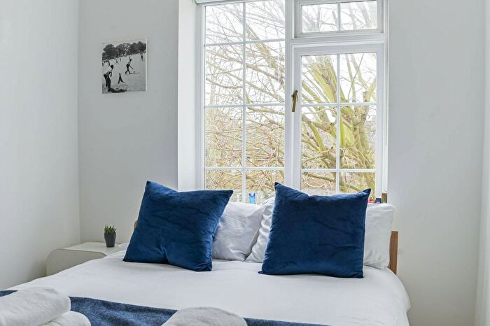 2 Bedroom Flat To Rent In Kingsbridge Court, Isle Of Dogs, London, E14