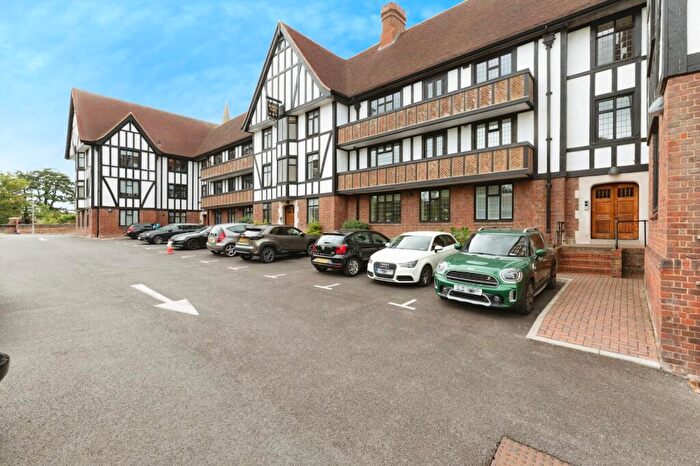 2 Bedroom Flat For Sale In Queens Close, Lammas Lane, Esher, Surrey, KT10