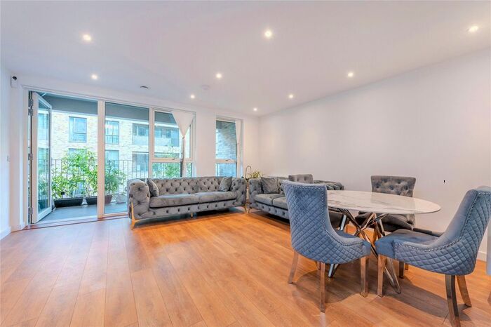 2 Bedroom Flat To Rent In Mahindra Way, Beckton, E6