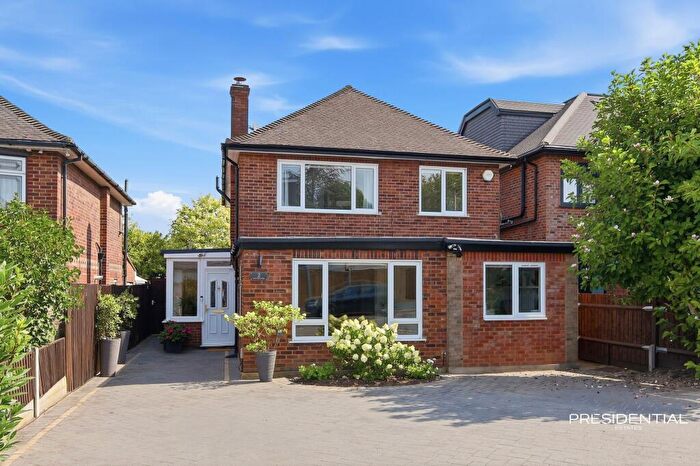 4 Bedroom Detached House For Sale In New Barns Way, Chigwell, IG7