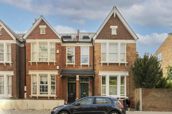 2 Bedroom Flat To Rent In Grantham Road, London, SW9