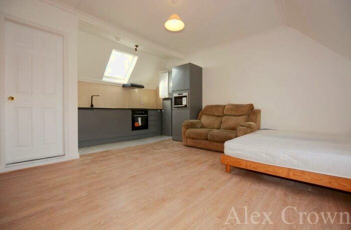 Flat To Rent In Ordnance Road, Enfield, EN3