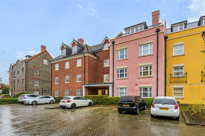3 Bedroom Flat To Rent In St. Agnes Place, Chichester, PO19