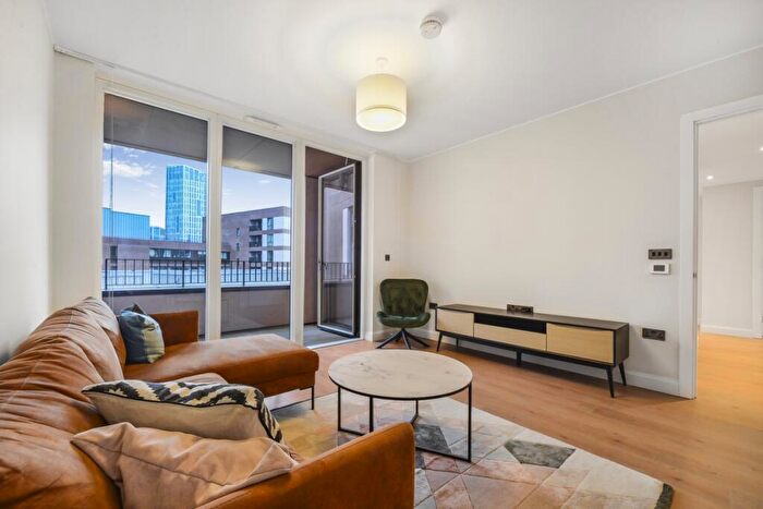 3 Bedroom Flat To Rent In Carpet Street Sugar House Island, E15