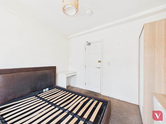 Semi-Detached House To Rent In High Street, Rushden, NN10