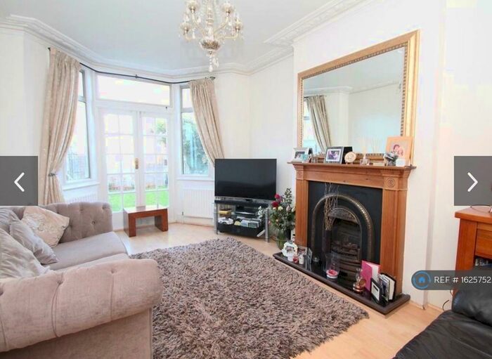 2 Bedroom Flat To Rent In Elmdale Road, London, N13
