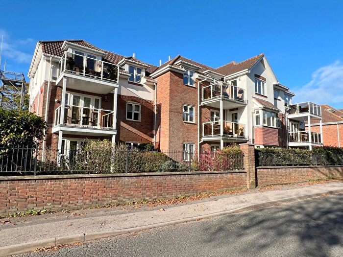 3 Bedroom Flat For Sale In Whitefield Road, New Milton, Hampshire., BH25