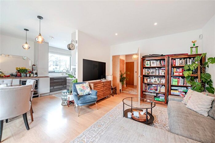 3 Bedroom Apartment For Sale In Kilburn Park Road, London, NW6