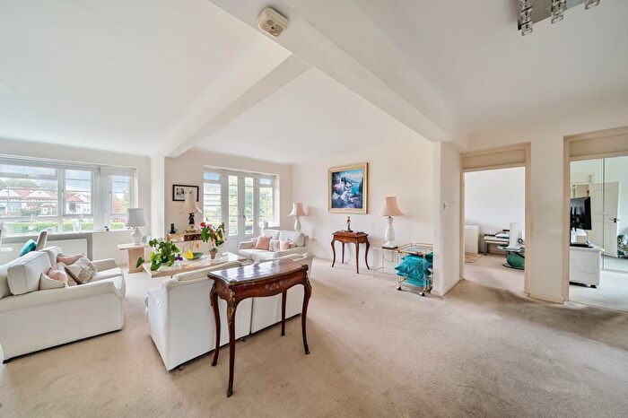 2 Bedroom Flat For Sale In Chessington Court, Finchley, N3