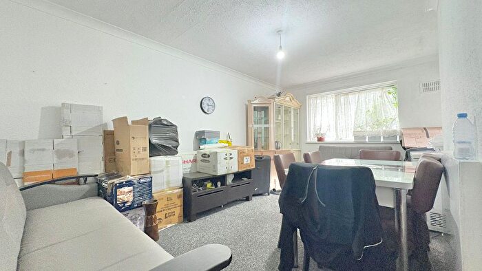 2 Bedroom Flat To Rent In Beaumont Square, London, E1
