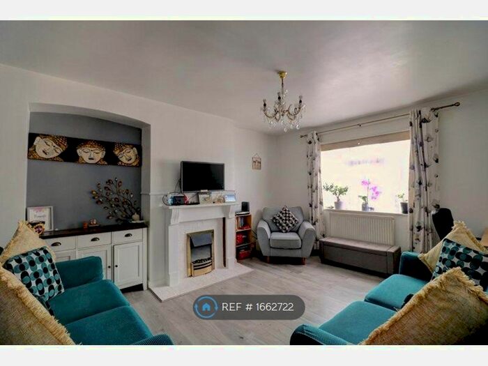 3 Bedroom Maisonette To Rent In Duke Road, Barkingside, IG6