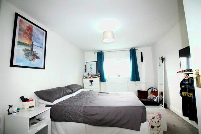 5 Bedroom Property To Rent In Rutland Gardens, London N4