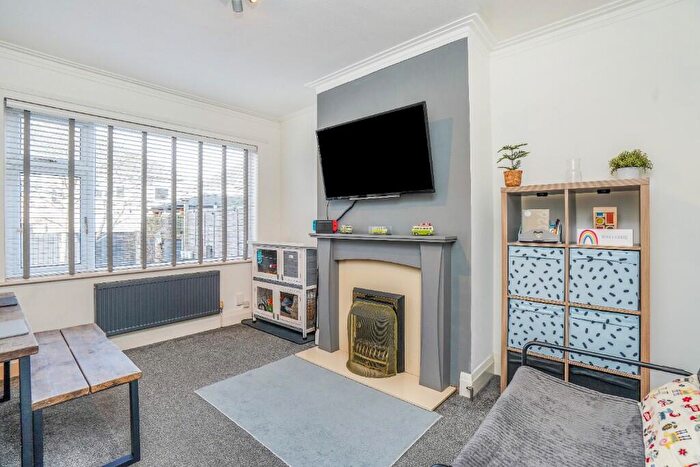 3 Bedroom Semi-Detached House For Sale In Sycamore Avenue, Grimsby, Lincolnshire, DN33