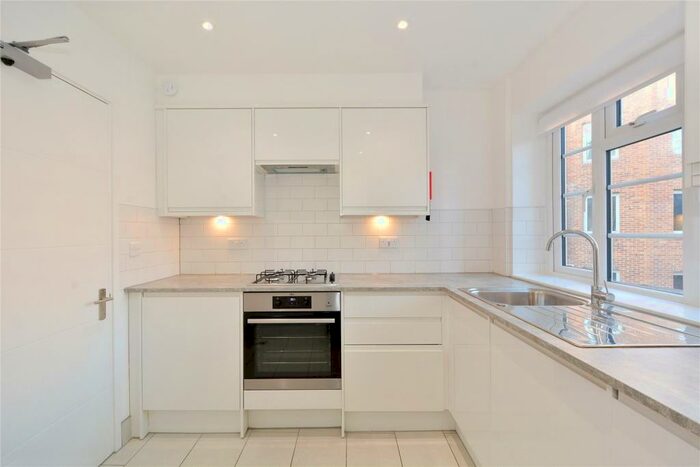 3 Bedroom Flat To Rent In Devon House, - Upper Street, London, N1
