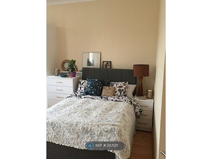 Studio To Rent In Barons Court Road, London, W14