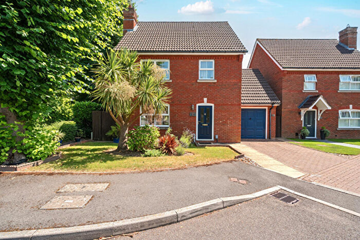 3 Bedroom Detached House For Sale In Brushfield Way, Knaphill, Woking, GU21