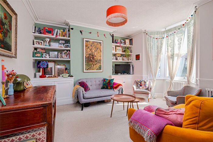 3 Bedroom Maisonette For Sale In Colmer Road, London, SW16