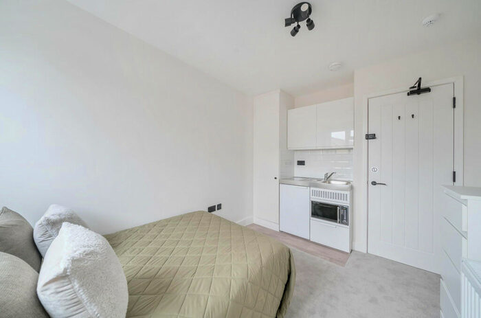 Studio To Rent In High Street, Aldershot, GU12