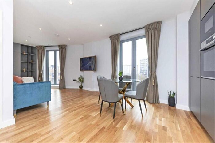 2 Bedroom Flat To Rent In York Road, Battersea, SW11