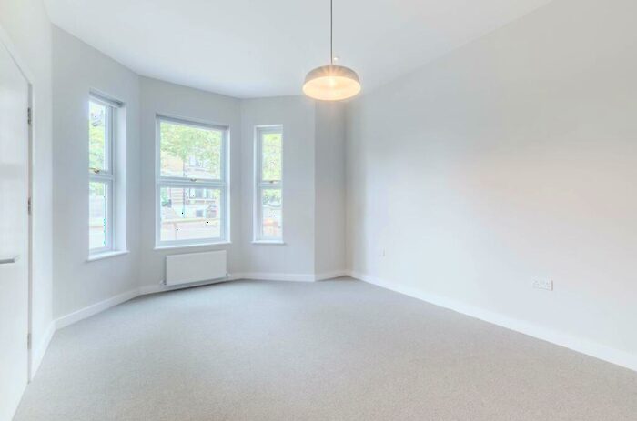 2 Bedroom Flat To Rent In Cavendish Road, Clapham South, London, SW12