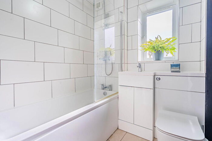 2 Bedroom Apartment For Sale In Taylor Close, St. Albans, AL4