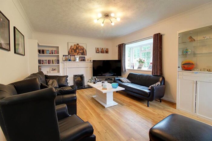 4 Bedroom Detached House For Sale In Woodlands, Brookmans Park, AL9