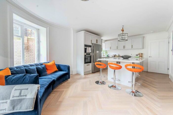 3 Bedroom Flat To Rent In Drayton Gardens, Chelsea, London, SW10