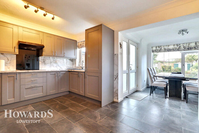 3 Bedroom Chalet For Sale In Edgerton Road, Lowestoft, NR33