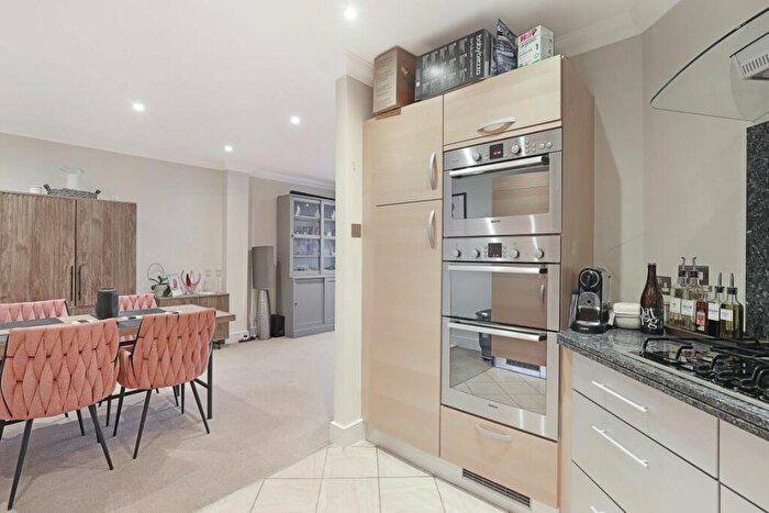 2 Bedroom Flat To Rent In Buckhurst Hill, IG9