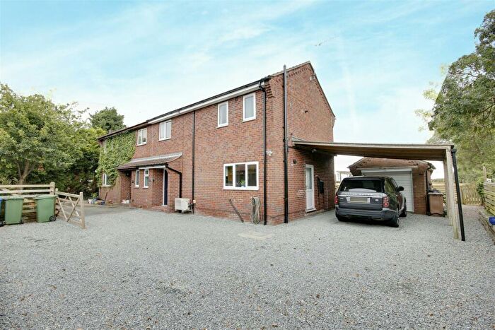 3 Bedroom Semi-Detached House For Sale In Chapel Garth, Broomfleet, HU15