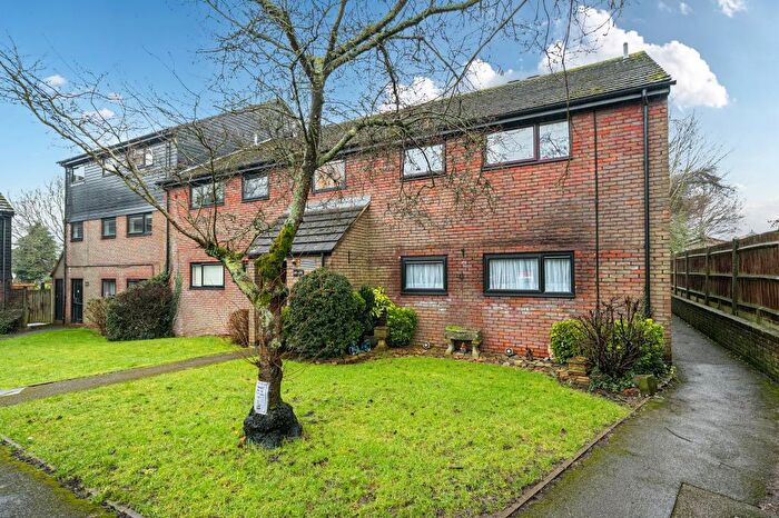 2 Bedroom Flat For Sale In Bovingdon, Hertfordshire, HP3