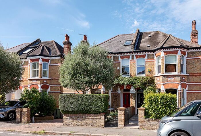 5 Bedroom Semi-Detached House For Sale In Dalmore Road, London, SE21