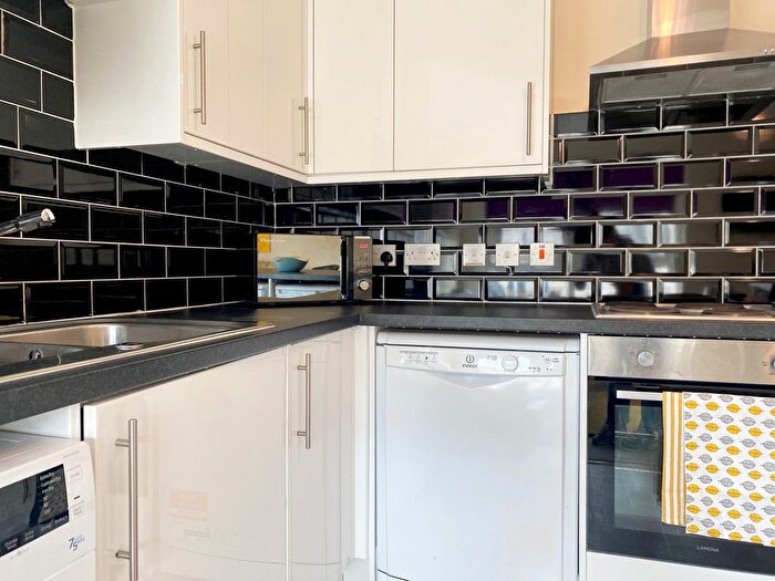 5 Bedroom Flat To Rent In Dicksonfield, Edinburgh, EH7