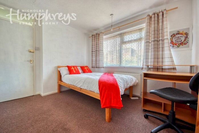 5 Bedroom Semi-Detached House To Rent In Bed Student Home - Mead Way, CT2