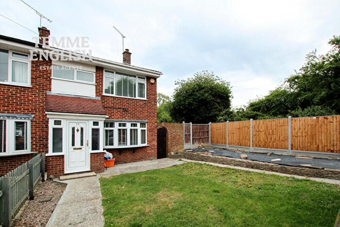 3 Bedroom Semi-Detached House To Rent In Sutcliffe Close, Wickford, Essex, SS12