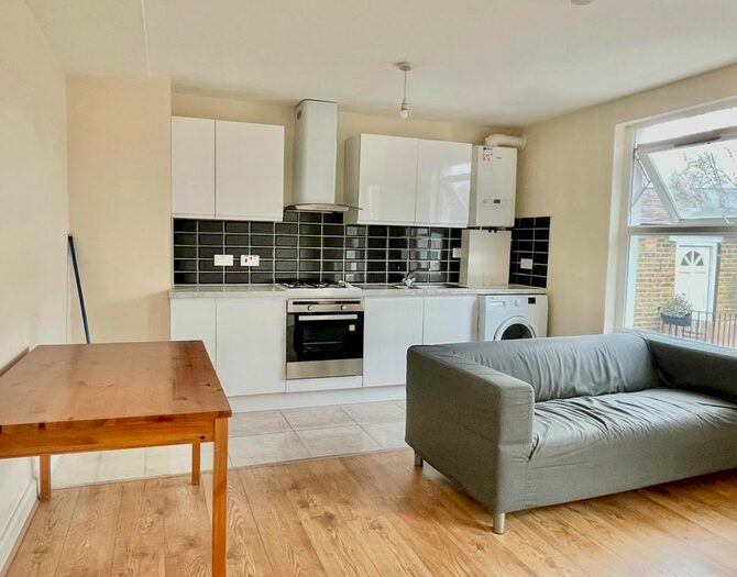 2 Bedroom Flat To Rent In Meeting House Lane, London, SE15