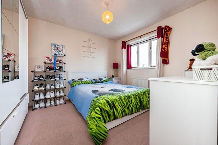 3 Bedroom Detached House For Sale In Dulverton Drive, Furzton, Milton Keynes, MK4