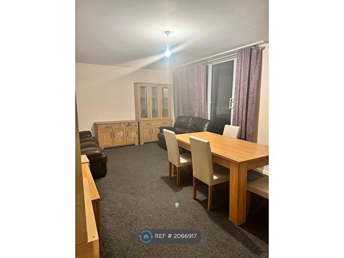 2 Bedroom Flat To Rent In Grosvenor Court, London, SW15